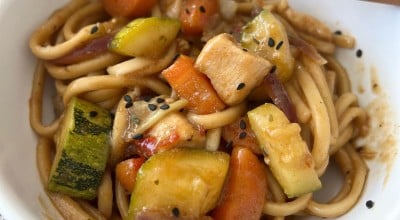 Macarrão com frango e legumes