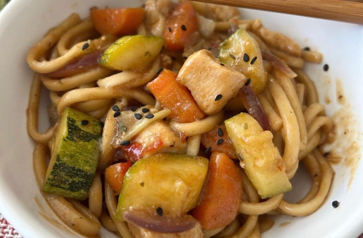 Macarrão com frango e legumes