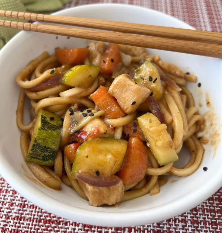 Macarrão com frango e legumes