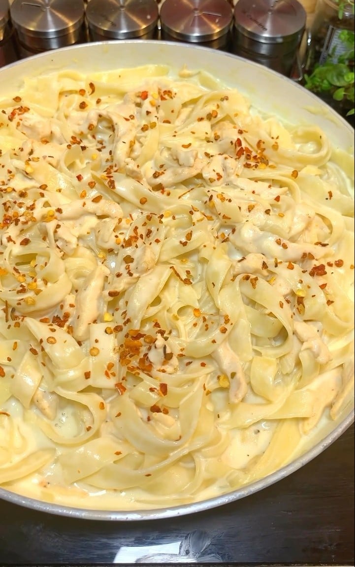 Macarrão com frango e molho branco