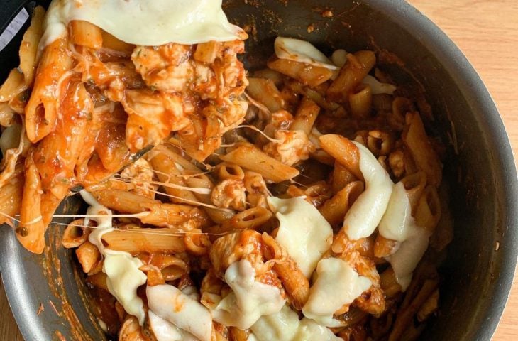 Macarrão com frango e queijo