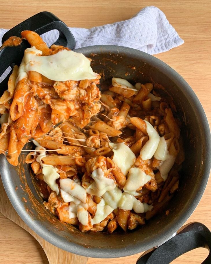 Macarrão com frango e queijo