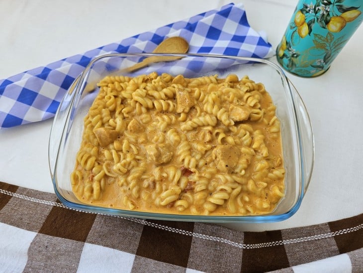 Macarrão com frango na panela de pressão finalizado.