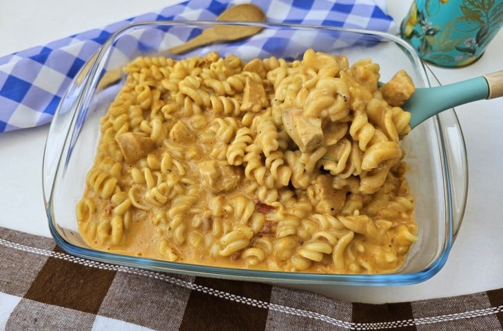 Macarrão com frango na panela de pressão