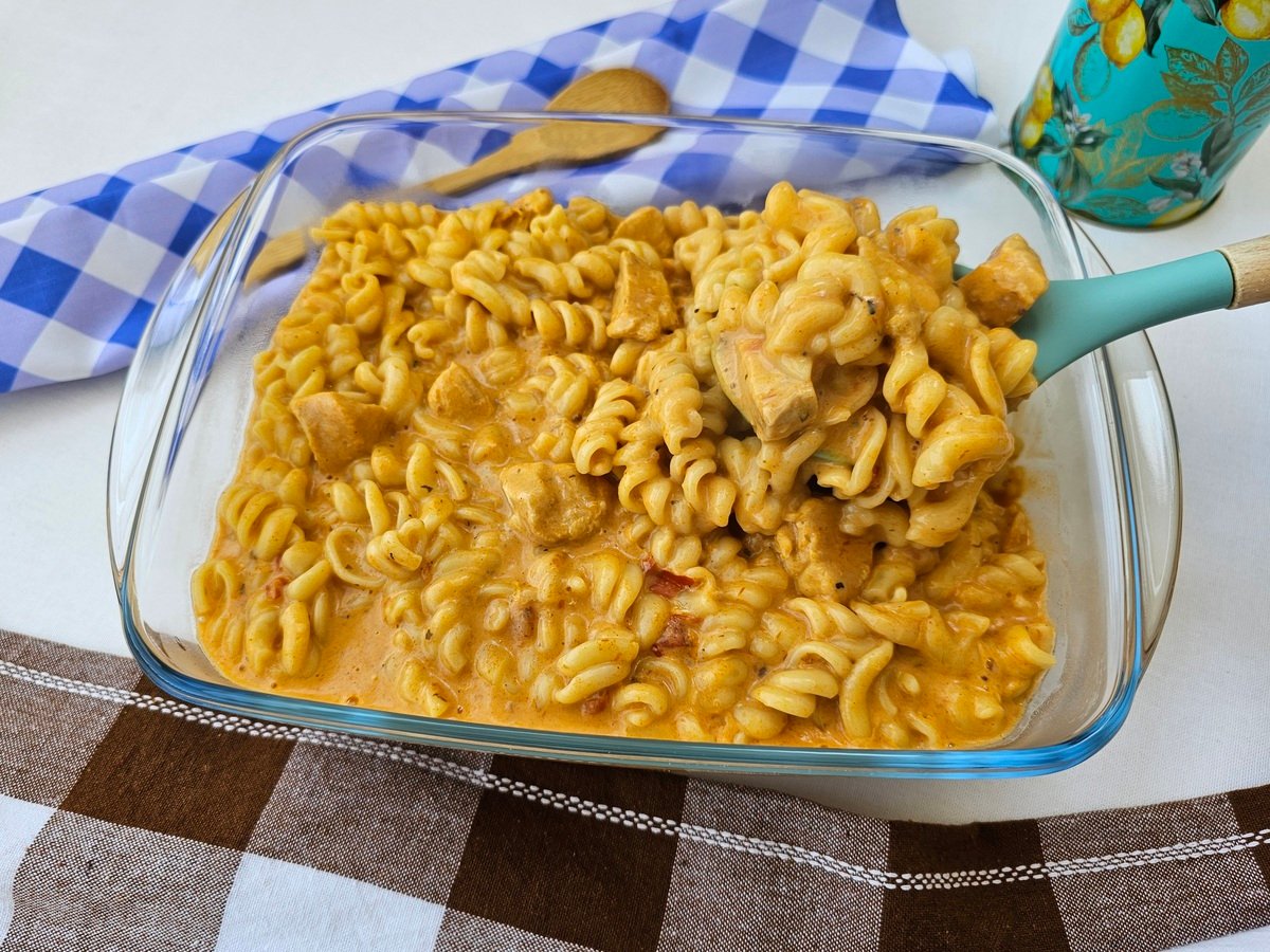 Macarrão com frango na panela de pressão