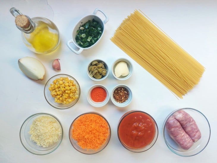 Uma bancada com os ingredientes separados.