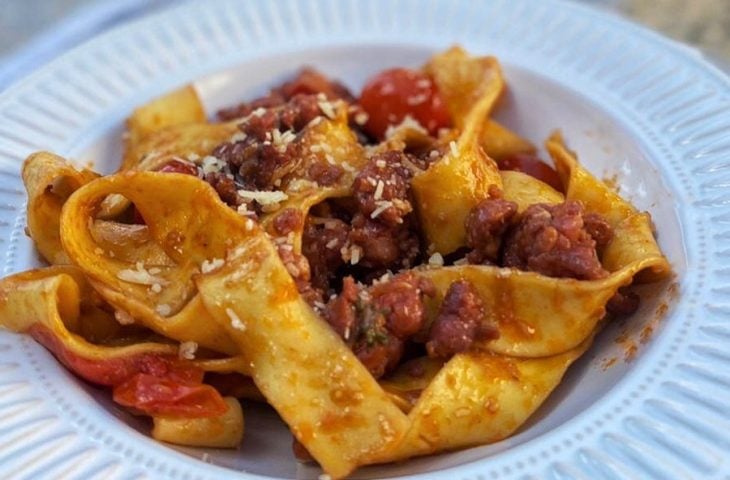 Macarrão com linguiça e vinho