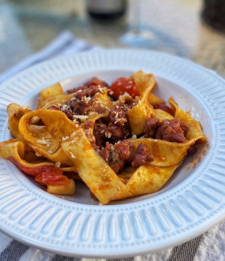 Macarrão com linguiça e vinho