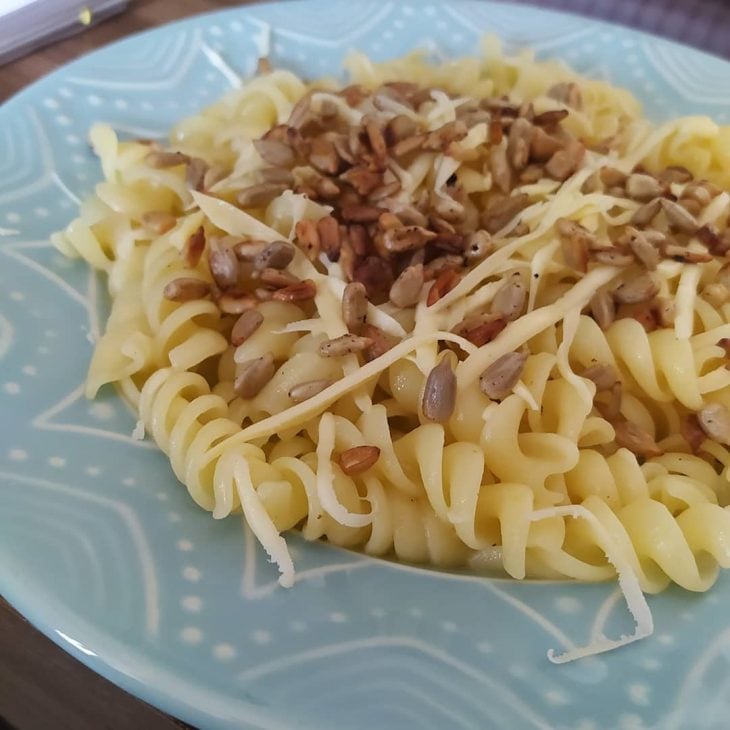 Macarrão na manteiga com alho e limão