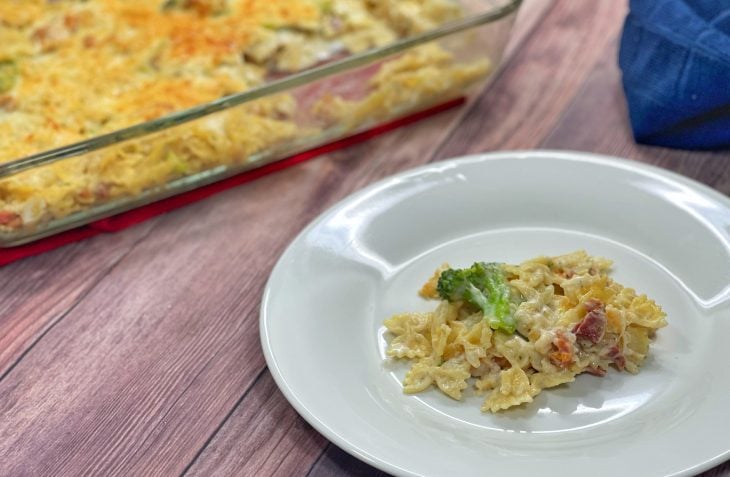 Macarrão ao molho branco com brócolis e bacon