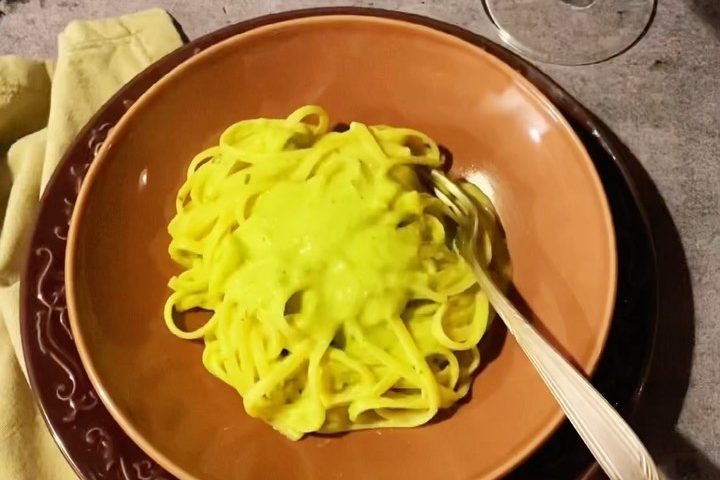 Macarrão com pesto de abacate