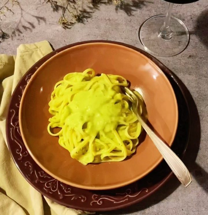 Macarrão com pesto de abacate