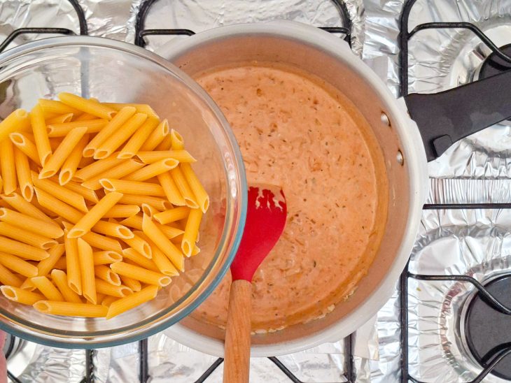 Macarrão cru para ser adicionado na panela com o molho;
