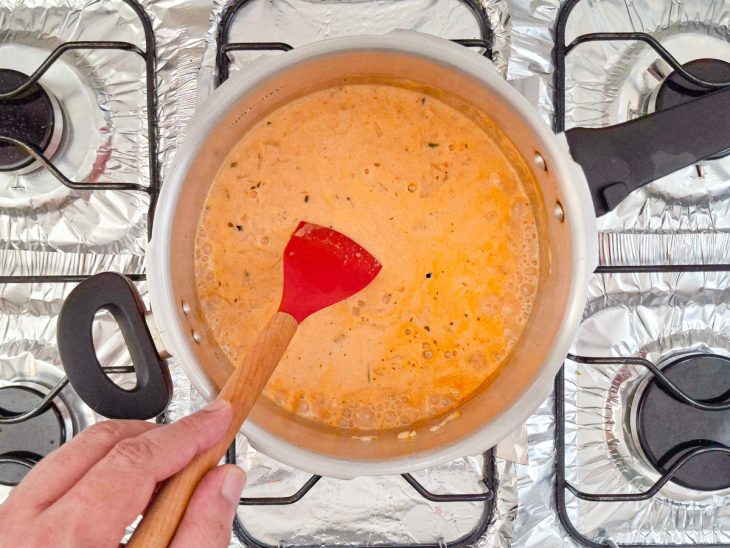 Água adicionada na panela.