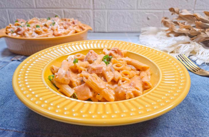 Macarrão com presunto e queijo