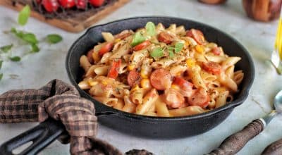 Macarrão com salsicha e creme de leite