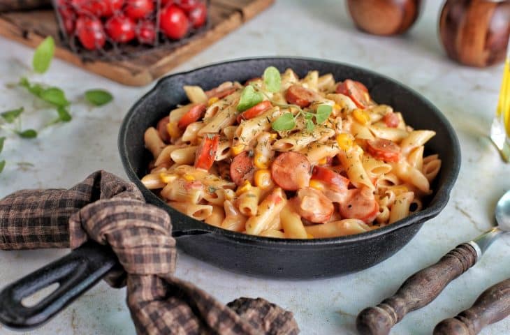 Macarrão com salsicha e creme de leite