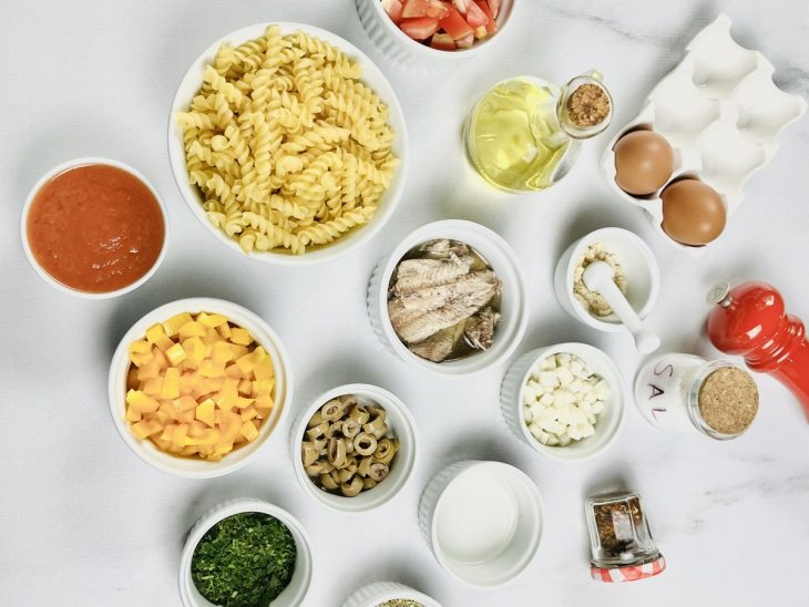 Ingredientes separados sobre a bancada.