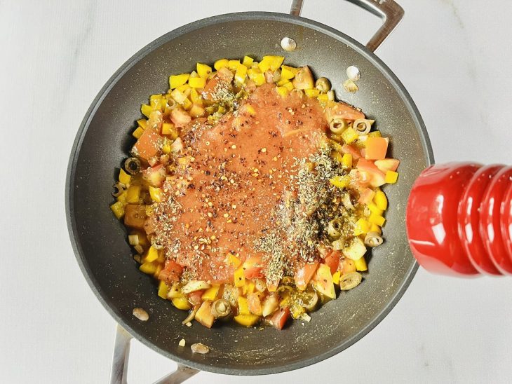 Temperos e ingredientes adicionados ao refogado.