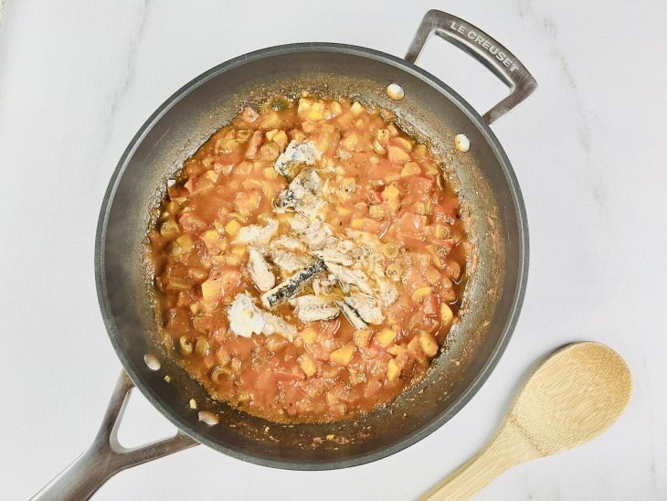 Sardinha incorporada ao molho, com pedaços visíveis.