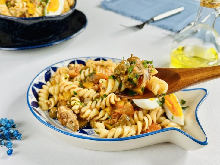 Macarrão com sardinha e ovo servido.