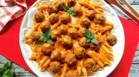 Macarrão cremoso com almôndegas