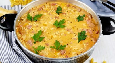 Macarrão cremoso com calabresa