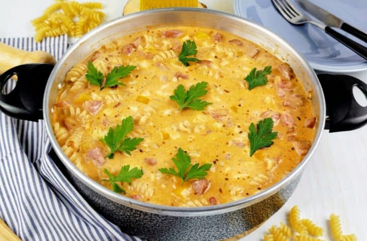 Macarrão cremoso com calabresa