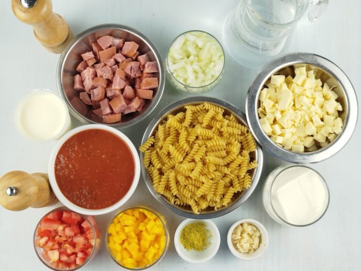 Ingredientes separados e organizados sobre a bancada.