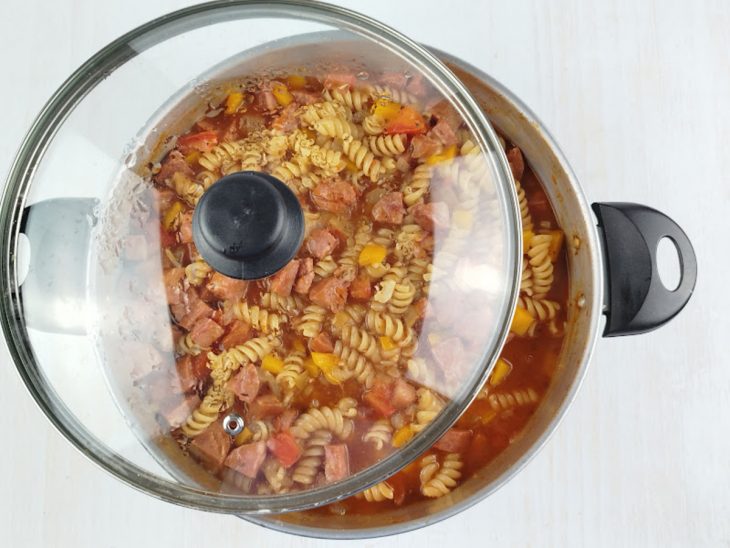 Massa crua sendo coberta com água no preparo.