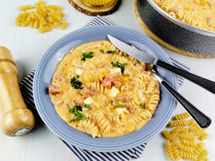 Porção servida em prato individual, com o molho cremoso em destaque.