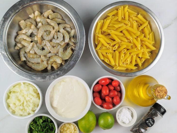 Ingredientes reunidos em uma bancada.