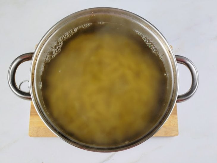 Macarrão cozinhando em uma panela com água e sal.