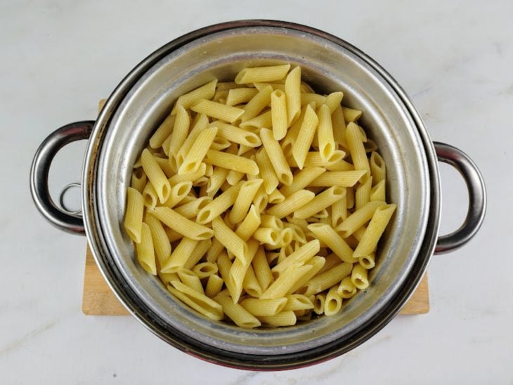 Macarrão cozido em um recipiente de alumínio.