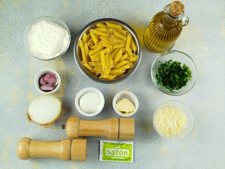 Ingredientes reunidos na bancada.