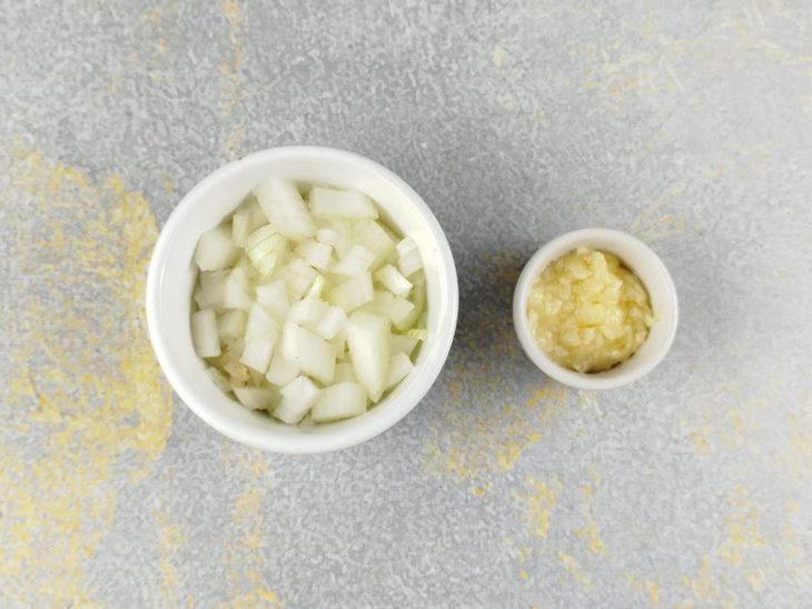Cebola e alho, descascados e picados.