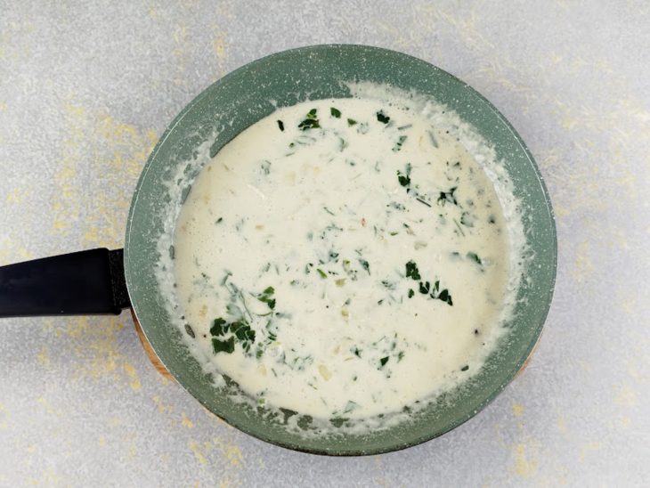 Na panela, o creme de leite temperado com o Sazón, a pimenta-do-reino, a salsinha e o queijo parmesão.