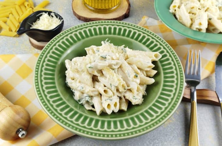 Macarrão cremoso com creme de leite