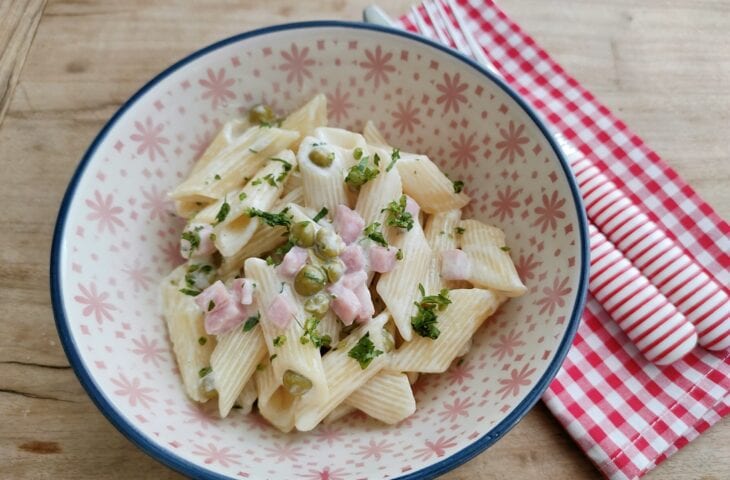 Macarrão cremoso com ervilhas e presunto