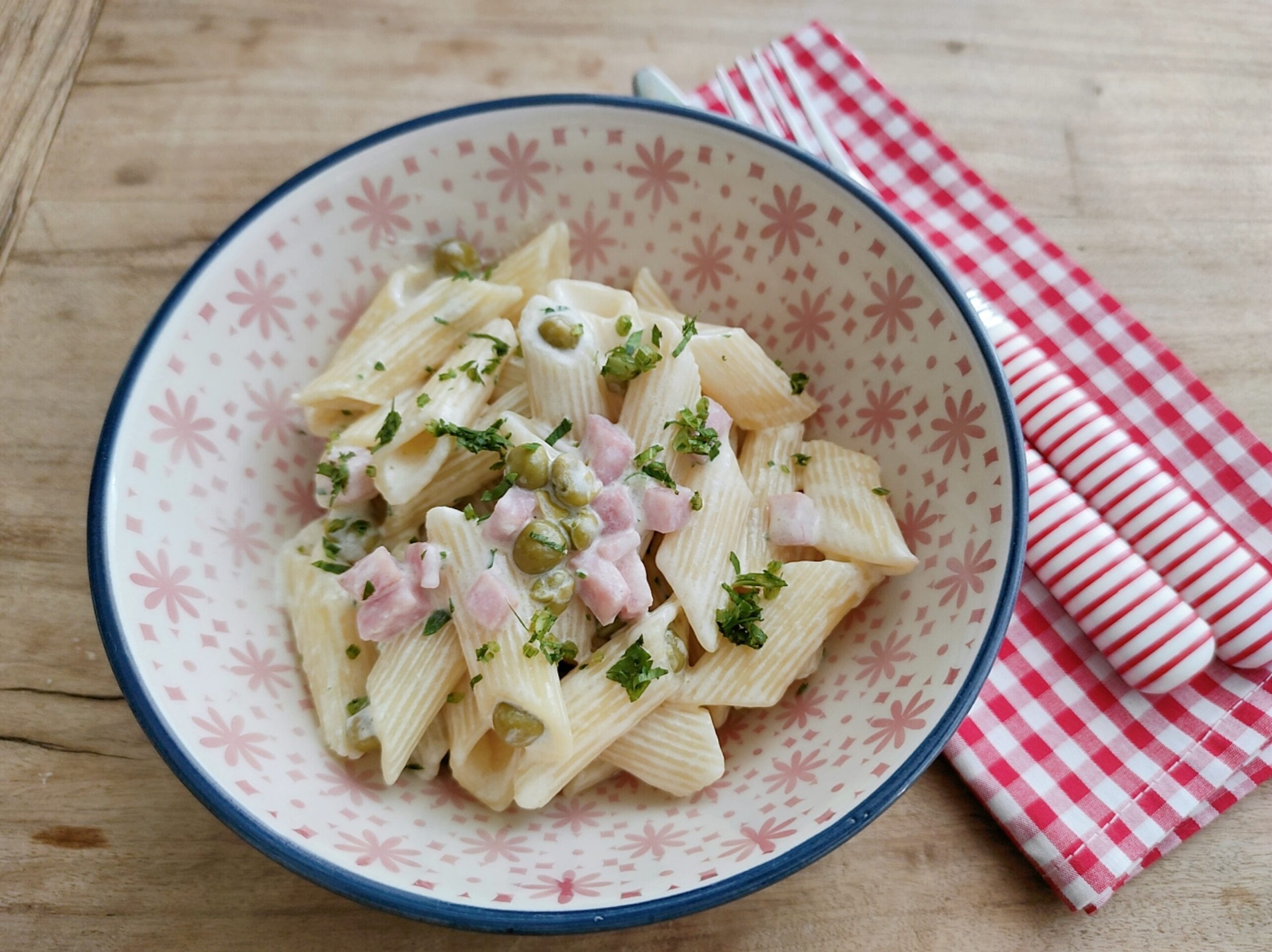 Macarrão cremoso com ervilhas e presunto