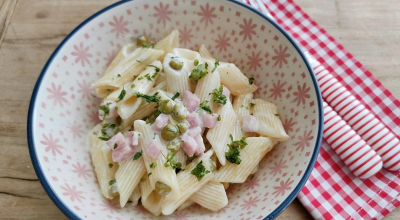 Macarrão cremoso com ervilhas e presunto