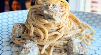 Macarrão cremoso com filé mignon