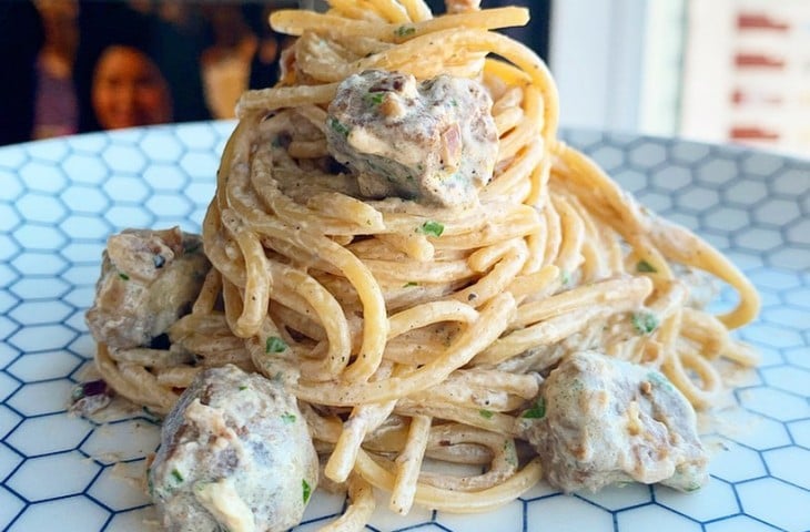 Macarrão cremoso com filé mignon