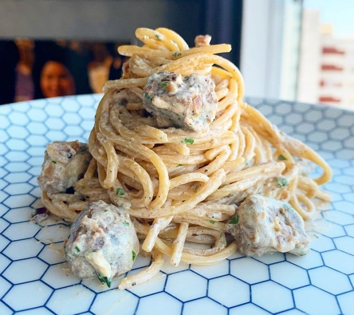 Macarrão cremoso com filé mignon