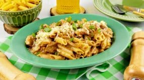Macarrão cremoso com frango