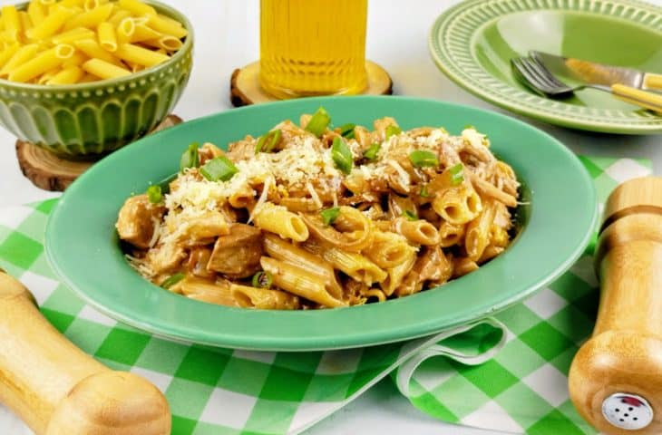 Macarrão cremoso com frango