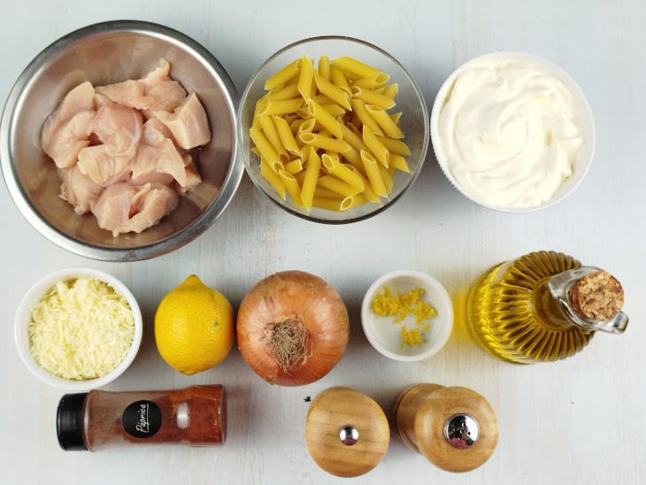 Ingredientes organizados na bancada, com frango cru cortado em cubos.