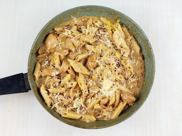 Finalização com parmesão ralado, raspas e suco de limão-siciliano.