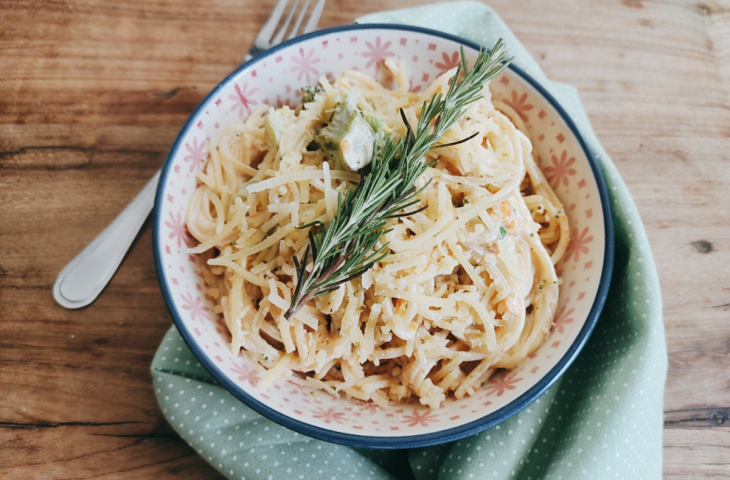 Macarrão cremoso com legumes