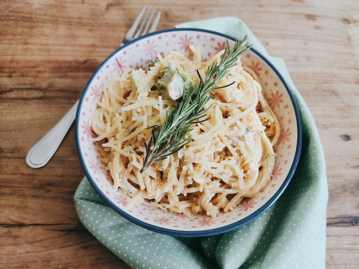 Macarrão cremoso com legumes